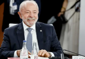 Lula ironiza mudança de posição de Flávio Bolsonaro sobre escala 6×1