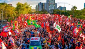 Lula puxa coro contra Flávio Bolsonaro em ato gigante em Porto Alegre