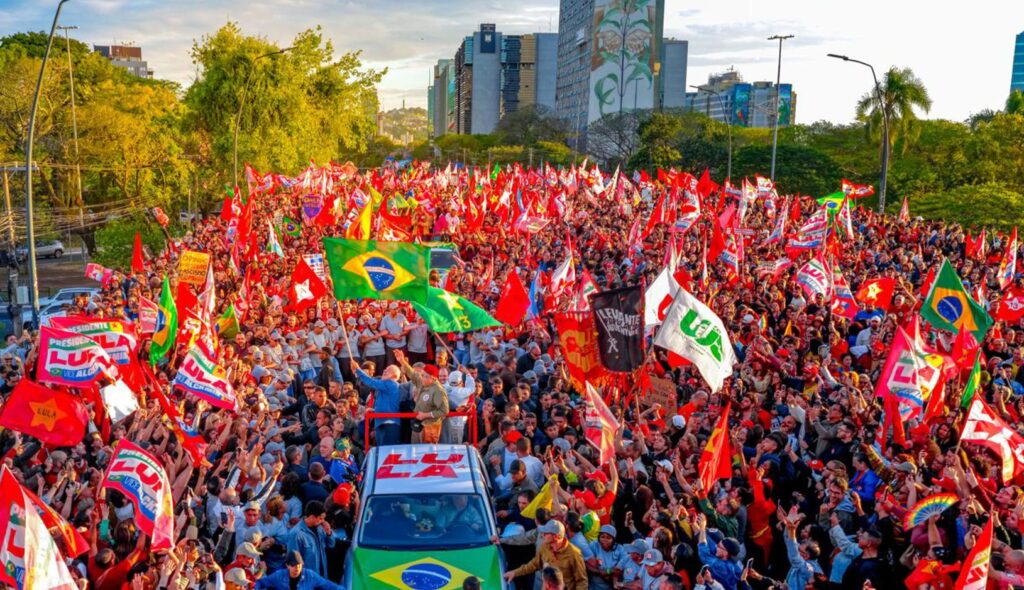 Lula puxa coro contra Flávio Bolsonaro em ato gigante em Porto Alegre