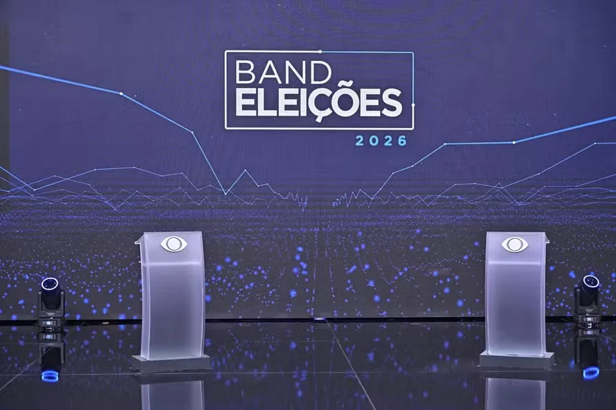 Lula e Flávio Bolsonaro se enfrentam em debate presidencial na Band neste domingo