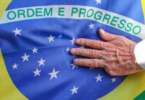 Lula rebate Flávio Bolsonaro no debate: ‘Perdi meu dedo com 17 anos trabalhando’