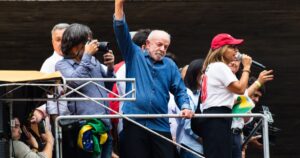 Lula vota em SP e detona Flávio: ‘Nunca imaginei disputar eleição com miliciano’