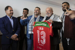 Lula vence Flávio Bolsonaro na Palestina com votação esmagadora de 95,6% a 4,4%