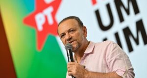 Pesquisa interna do PT mostra Lula um ponto à frente de Flávio Bolsonaro