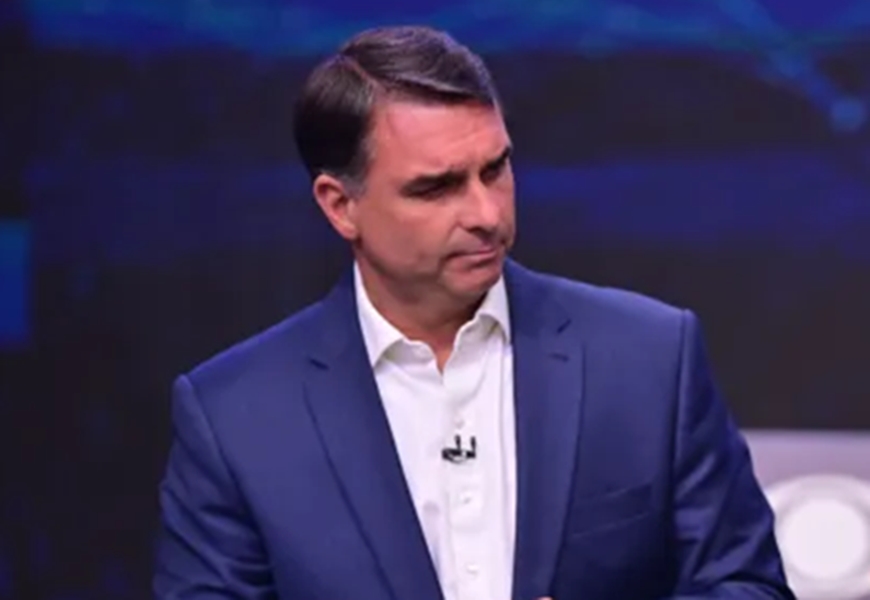 Lula desafia Flávio Bolsonaro a abrir sigilos bancário e telefônico no debate da Band: ‘Prove que é honesto’