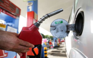 Governo Lula zera imposto federal da gasolina e renova subsídio do etanol para eleições