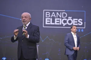 Lula usa reportagens para questionar Flávio Bolsonaro sobre ligações com ‘Careca do INSS’ no debate