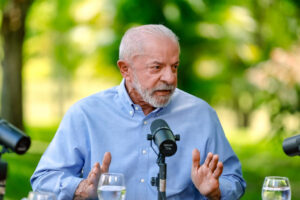 Lula mobiliza 290 pessoas e 6 aeronaves para frear incêndios no Amazonas