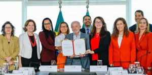 Lula amplia proteção de mulheres vítimas de violência com garantia de renda do INSS