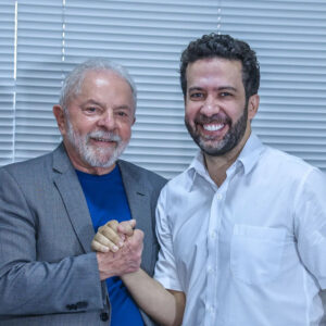 Lula prepara live com Janones no mesmo horário da entrevista de Flávio Bolsonaro na Globo