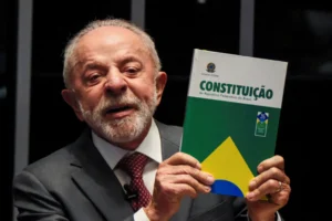 Campanha de Lula quer esvaziar bandeira de Flávio Bolsonaro com posição sobre maioridade penal