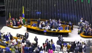 Câmara aprova projeto de Lula que aumenta teto do MEI e perdoa dívidas
