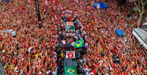 Lula encerra campanha com multidão na Paulista: presidente confiante na vitória contra Flávio Bolsonaro