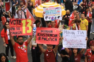 Lula encerra campanha na Paulista e recebe multidão de apoiadores em São Paulo