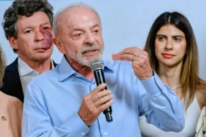 Lula promete ampliar Pé-de-Meia para universitários com bolsas de R$ 700 mensais