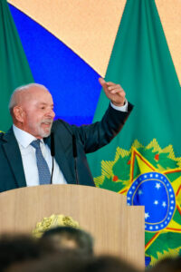 Lula anuncia PEC da tarifa zero e sanciona perdão de dívida dos MEIs