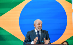 Lula anuncia PEC para garantir passe livre nos fins de semana em todo Brasil