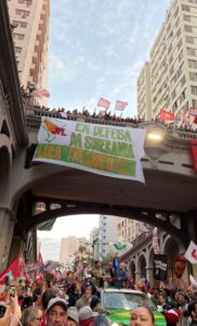 Lula é aclamado por multidão em Porto Alegre e promete: ‘fascista nenhum vai governar este país’