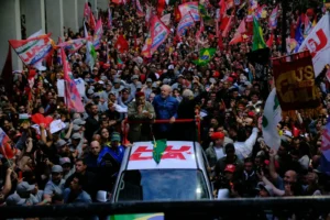 Multidão toma as ruas de Porto Alegre em caminhada histórica com Lula a seis dias do segundo turno