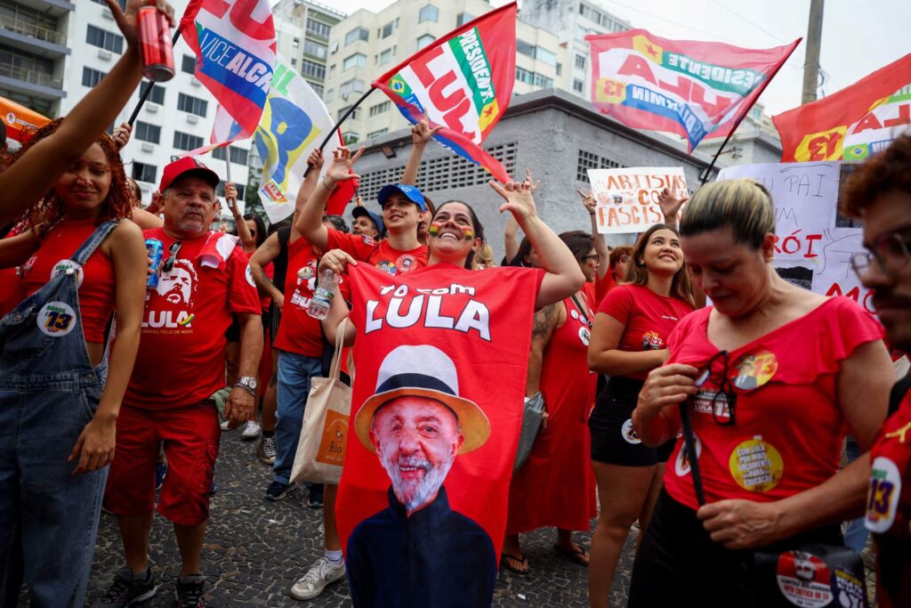 Multidão lota Copacabana em apoio à reeleição de Lula no segundo turno