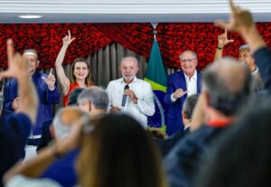 Lula promete “desnudar o herdeiro do fascismo” no segundo turno das eleições