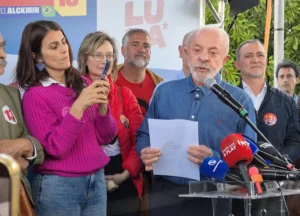 Lula anuncia abertura de sigilos bancário e telefônico seus e da família; cobra o mesmo de Flávio Bolsonaro