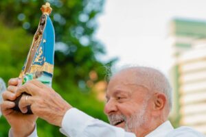 Lula abre vantagem de 20 pontos entre católicos e cresce aprovação entre mulheres, aponta pesquisa