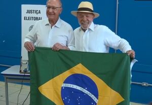 Lula vota confiante em São Bernardo e promete fortalecer a democracia contra a barbárie