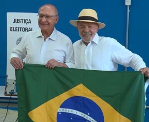 Lula vota em São Bernardo do Campo e afirma estar ‘muito confiante’