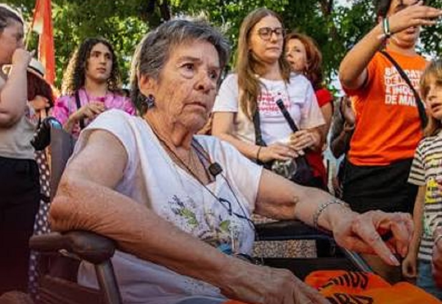 Protestos massivos em Madri garantem direito à moradia: idosa de 87 anos volta para casa