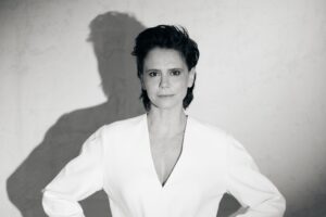 Malu Galli surpreende ao estrear como cantora de MPB com tributo a Luiz Melodia