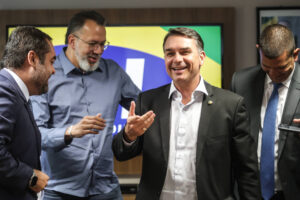Aliado de Flávio Bolsonaro preso com fuzil em julho vence eleição e fica entre os mais votados