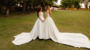 Mari Fernandez celebra quase 5 anos com esposa e estreia na maternidade