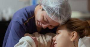 Mari Fernández e Júlia Ribeiro celebram chegada da filha: ‘Presente abençoado’