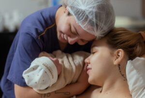 Mari Fernandez e Julia Ribeiro recebem filha Isabela: ‘nosso maior presente’