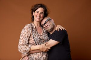 Mariana Lima retorna ao humor em Lá Na Minha Terra como a irreverente Jacinta