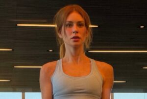 Marina Ruy Barbosa acorda cedo e exibe barriga sarada em treino matinal