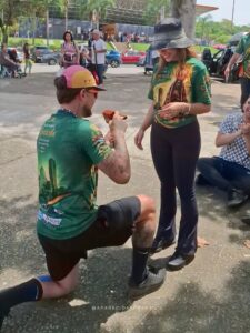 MC Gui pede namorada em casamento durante romaria épica de 170 km