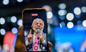 Meta nega favorecimento a Flávio Bolsonaro e culpa problema global em perfil de Lula