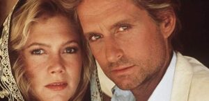 Michael Douglas revela romance secreto com Kathleen Turner nos bastidores de clássico dos anos 80