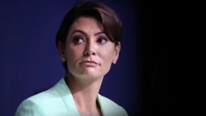 Michelle Bolsonaro se envolve em bate-boca com eleitora após vaias em seção no Distrito Federal