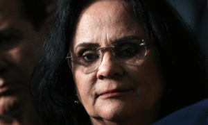 Michelle Bolsonaro falta evento de campanha porque Bolsonaro passou mal, diz Damares