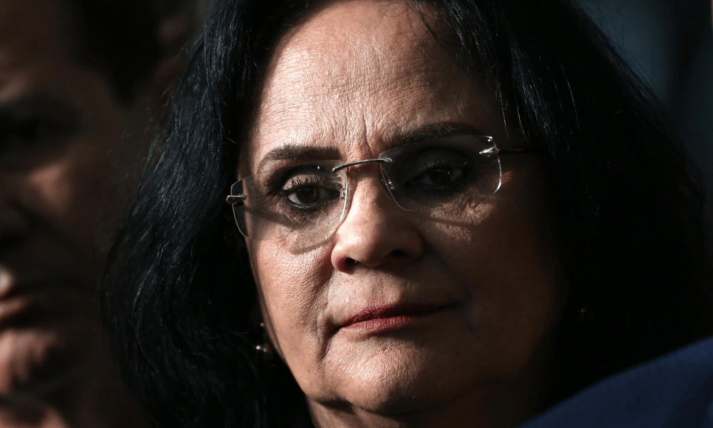 Michelle Bolsonaro falta evento de campanha porque Bolsonaro passou mal, diz Damares