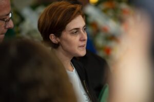 Mila Seidl se emociona no velório de Lito Sousa e fãs prestam última homenagem