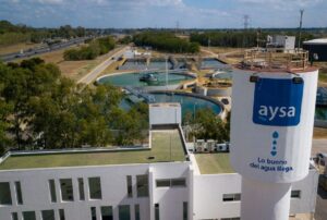 Milei privatiza estatal de água AySA após aumentar tarifa em 530%