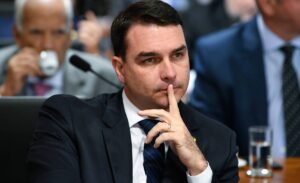Moraes ordena que Flávio Bolsonaro entregue passaportes e proíbe saída do país