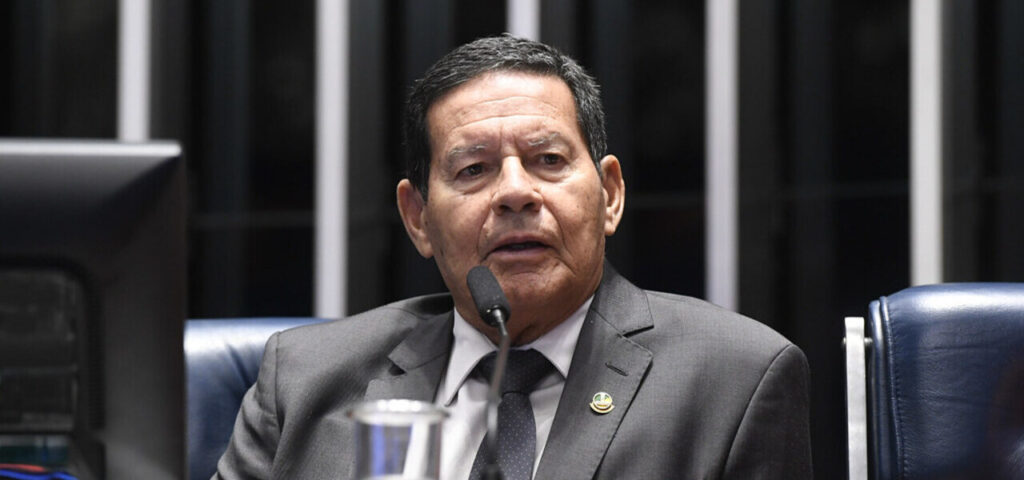 Hamilton Mourão é o único senador a votar contra o fim da escala 6×1