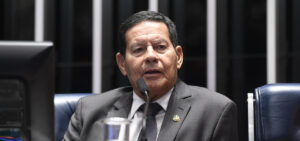 Hamilton Mourão é o único senador a votar contra o fim da escala 6×1
