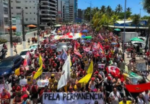 Multidão toma orla de Maceió em ato de apoio à reeleição de Lula