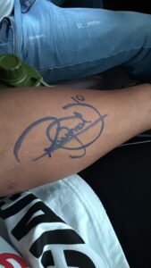 Neymar assina braço de empresário de luxo e autógrafo vira tatuagem permanente